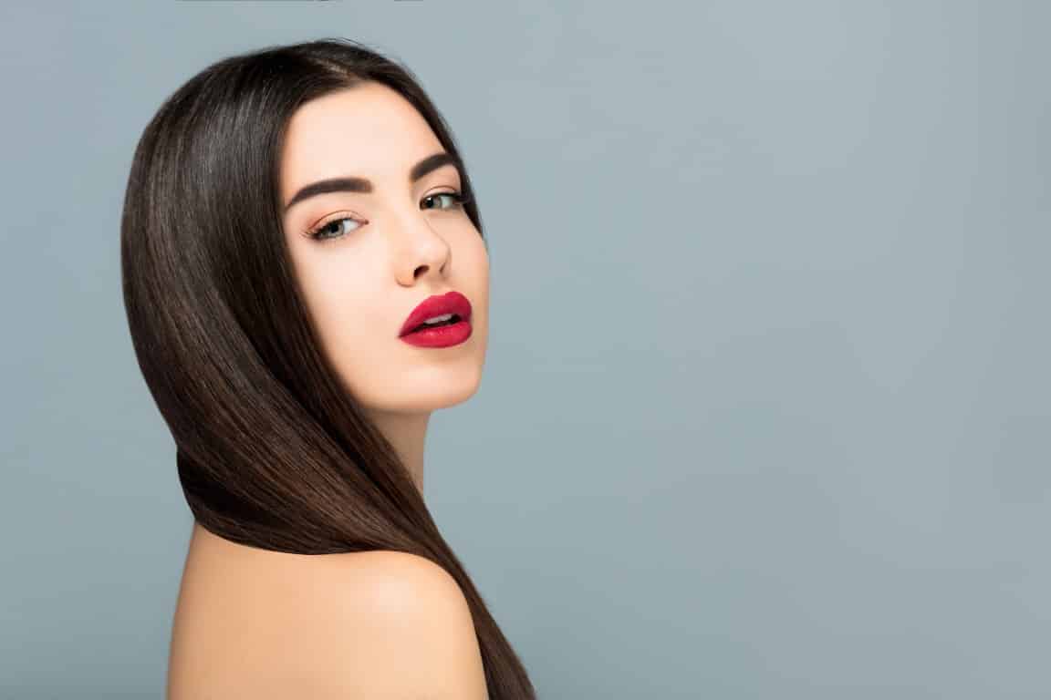 Femme ayant les sourcils maquillés via une dermopigmentation