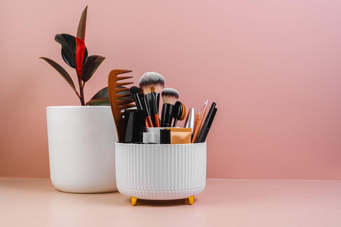 Utiliser des pots pour ranger le maquillage est esthétique et économique
