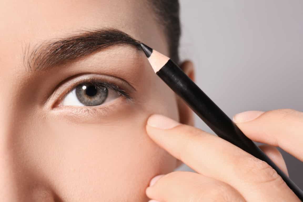 Utiliser un crayon pour maquiller les sourcils tombants