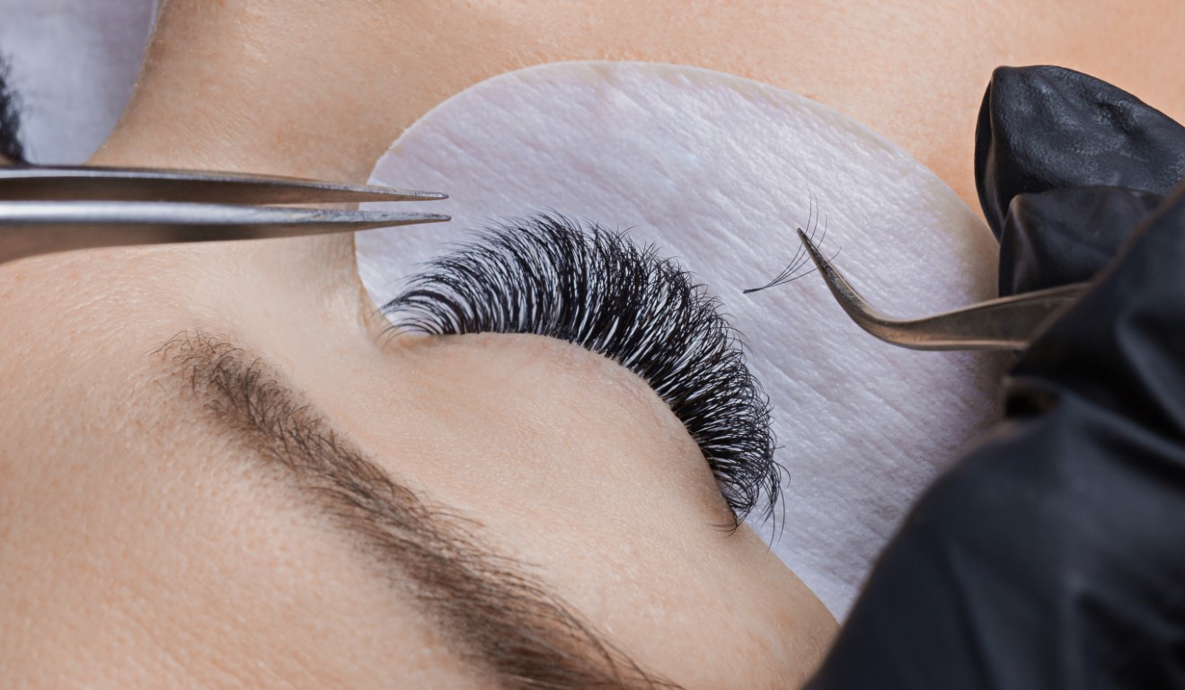 Une pose de cils avec la technique du volume russe