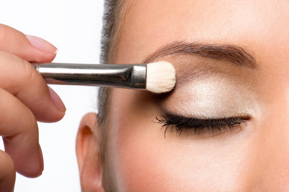 Utiliser un fard à paupière clair pour les yeux ronds