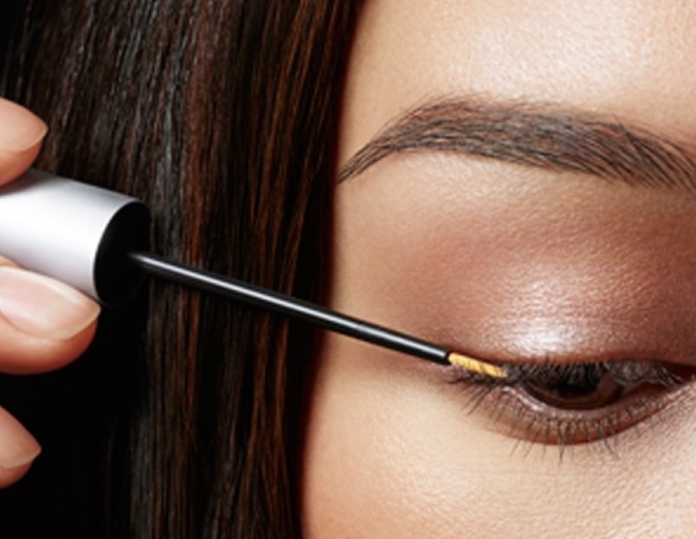 Appliquer le sérum RevitaLash sur les cils