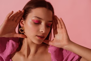 Le fard à paupière rouge ou bronze parfait pour le teint olive