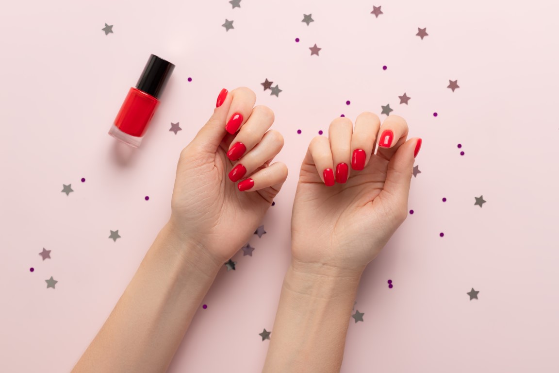 Bien porter les ongles rouges