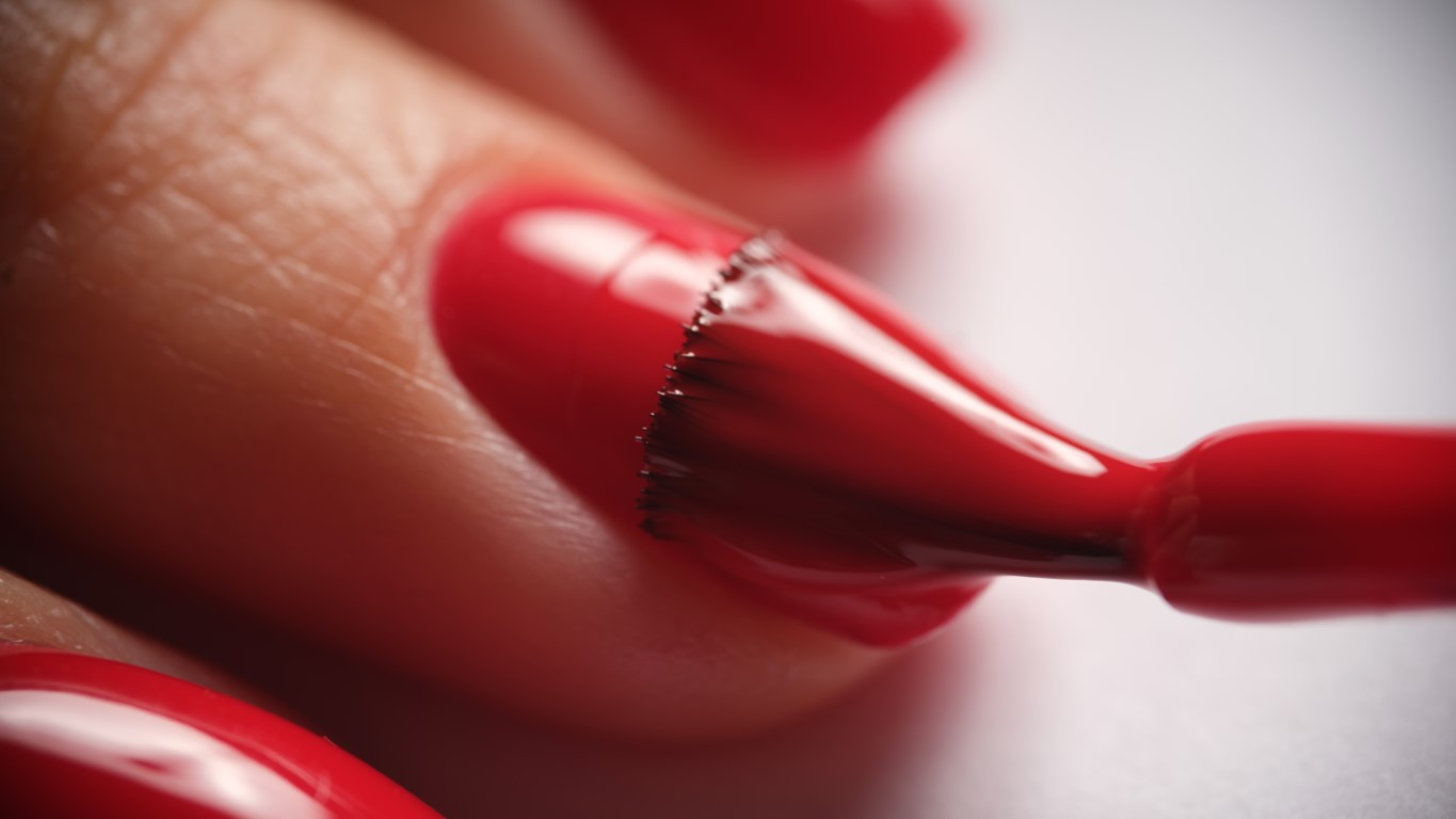 Appliquer du vernis rouge sur ses ongles