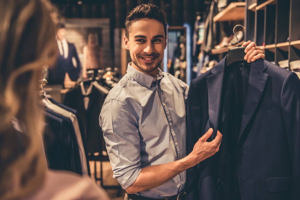 homme qui essaye une veste de costume