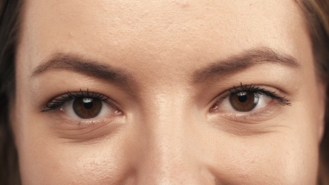 Le maquillage des yeux sur teint gris doit rester très léger