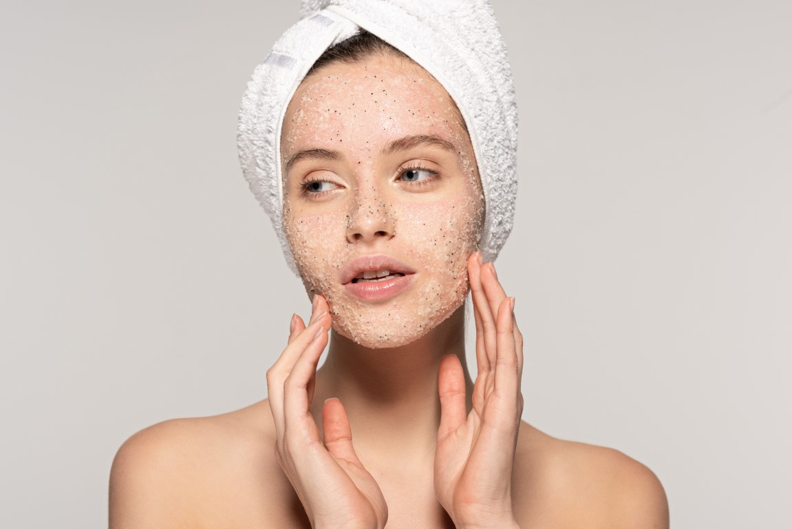 Appliquer un soin exfoliant sur le visage