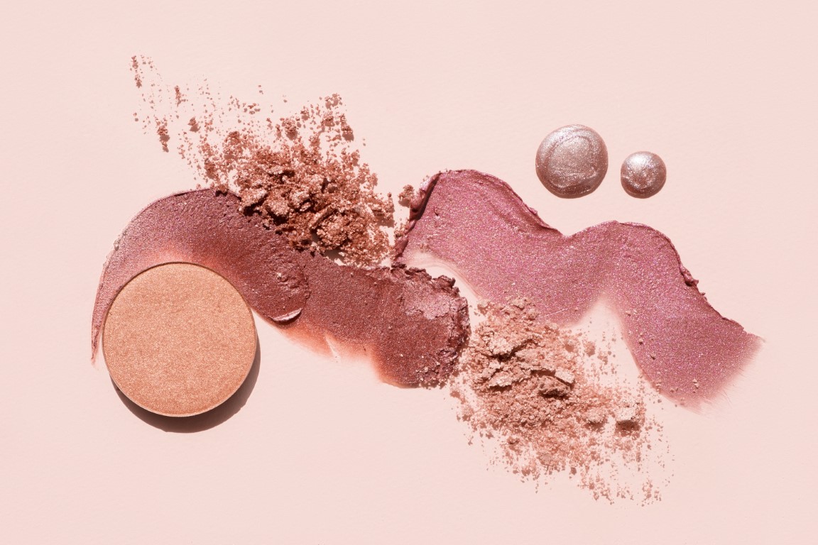 Le blush est idéal sur teint gris