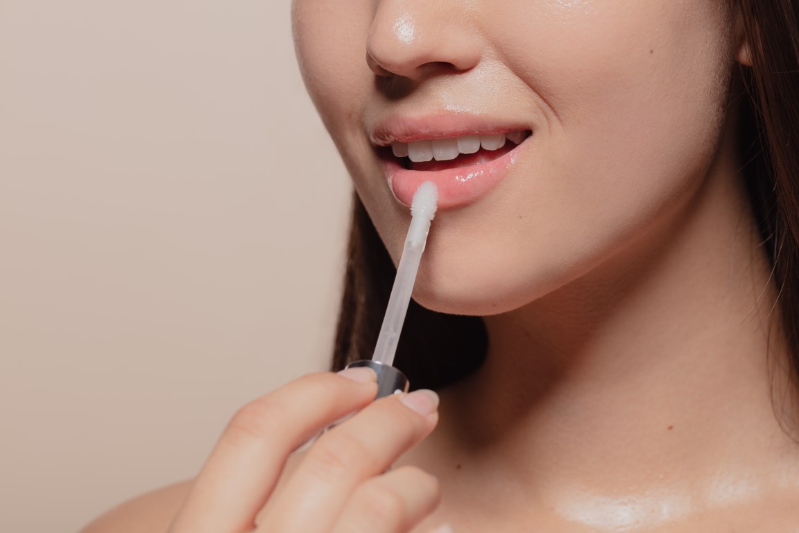 Utiliser du gloss transparent sur une bouche teint pâle
