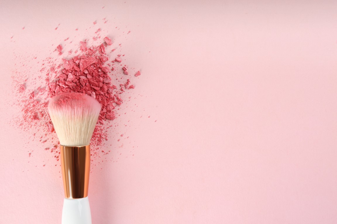 Utiliser du blush rehausse l'éclat du teint