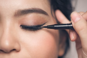 L'eyeliner met les yeux enfoncés en valeur
