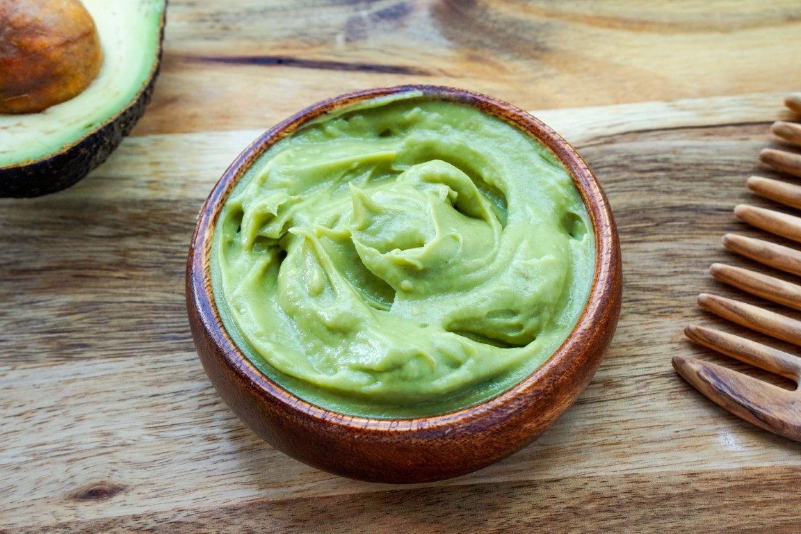 Faire un masque pour cheveux à l'avocat