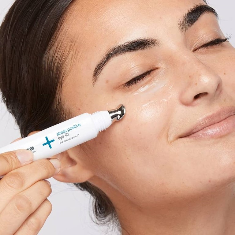 L'application du soin Stress Positive Eye Lift