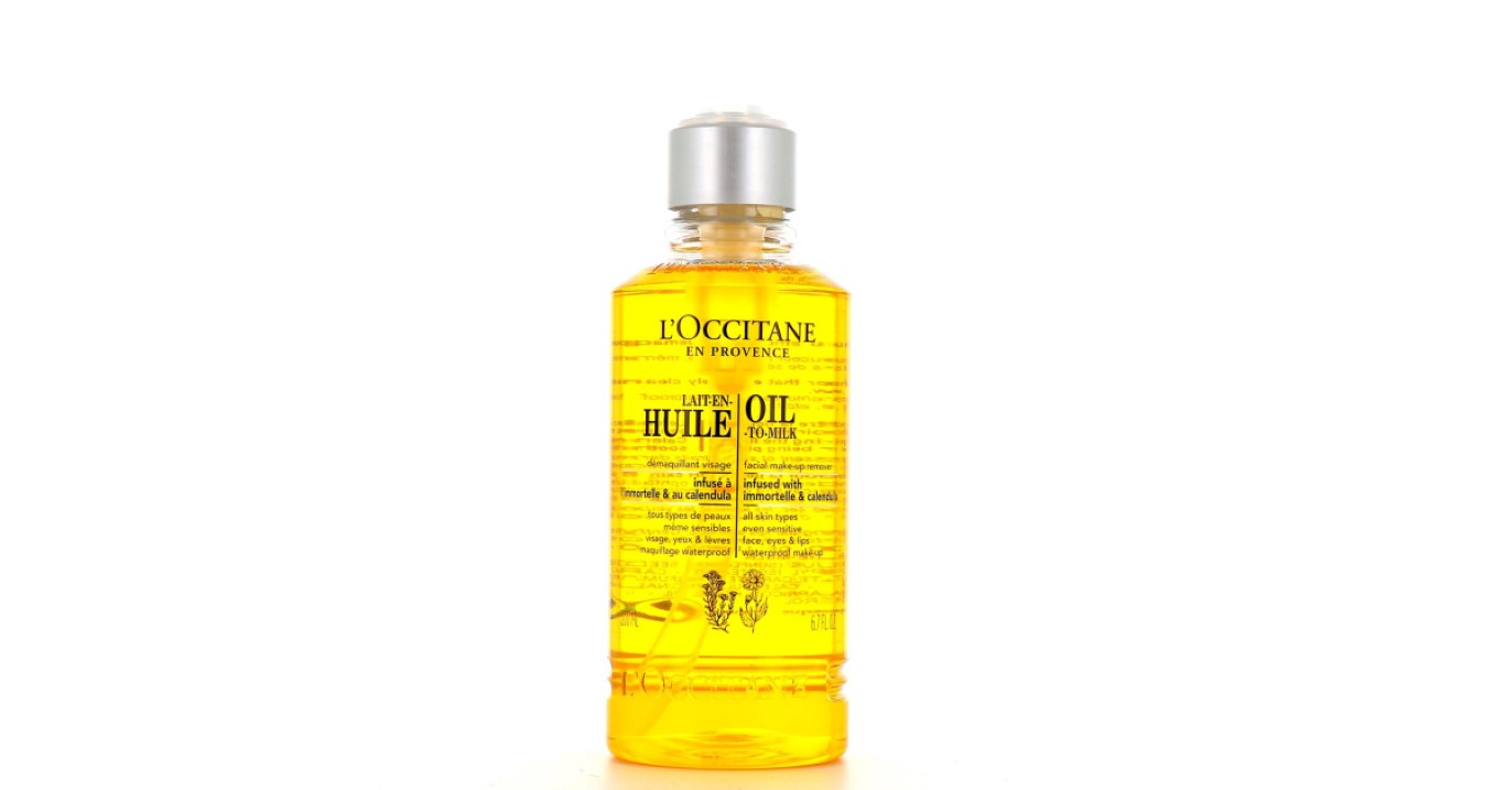 Tester la texture douce du lait-en-huile