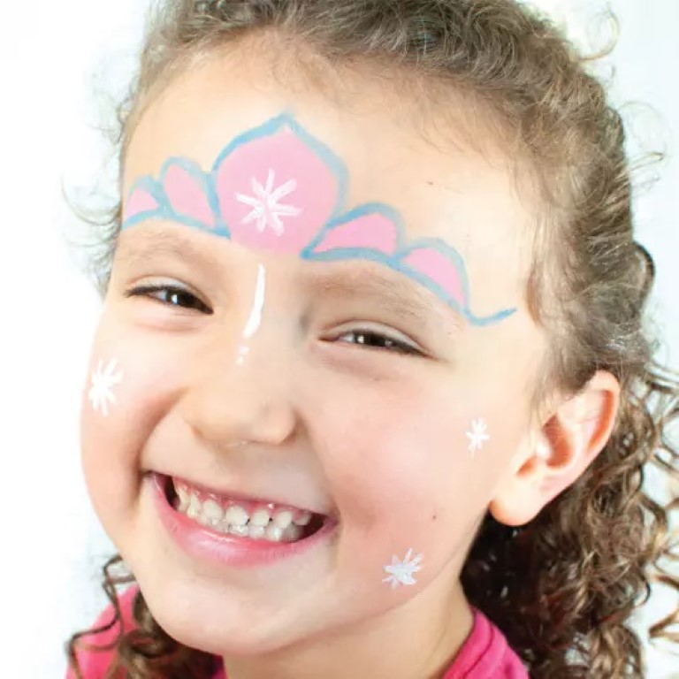 Maquille simple avec un diadème de princesse