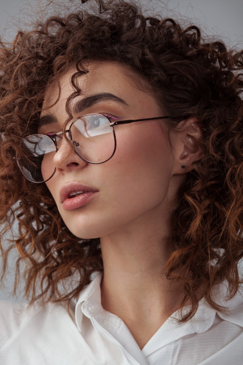 Comment bien associer son maquillage avec sa monture de lunettes ?
