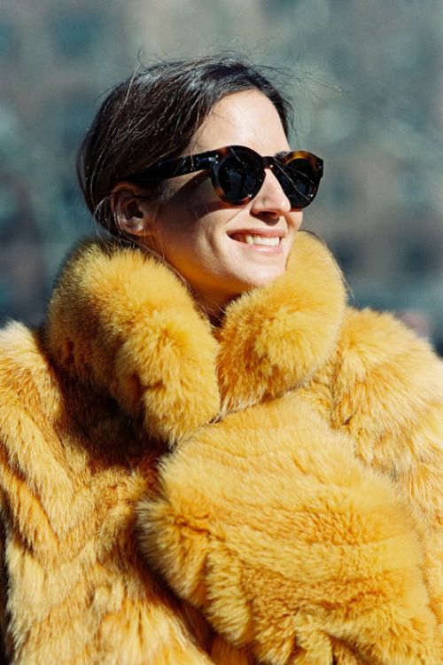 manteau fausse fourrure jaune moutarde tendance