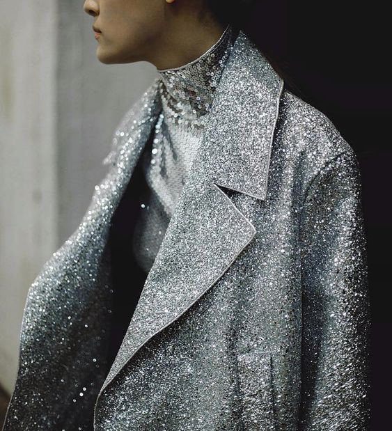 comment porter une robe en sequins et paillettes