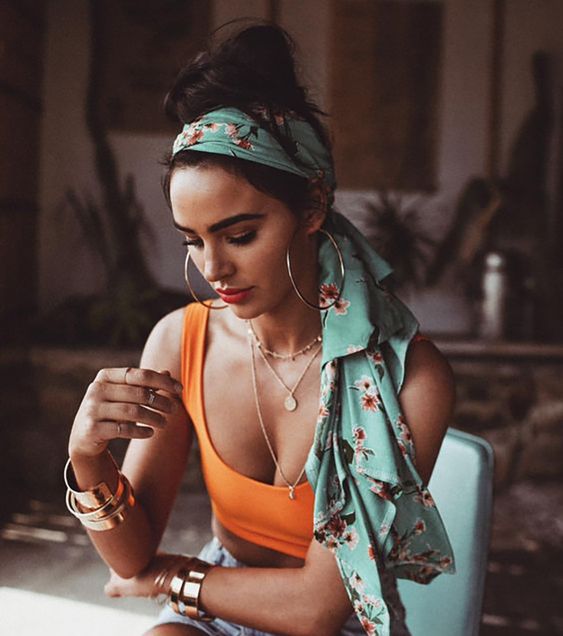 Comment nouer un foulard dans les cheveux autour du cou idées methodes