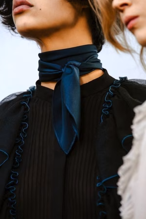 Comment nouer un foulard dans les cheveux autour du cou idées methodes