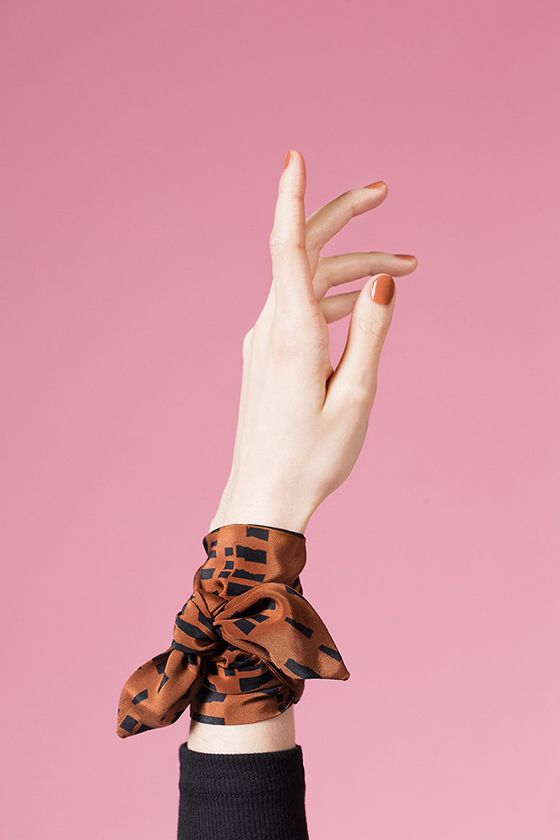 Comment nouer un foulard dans les cheveux autour du cou idées methodes