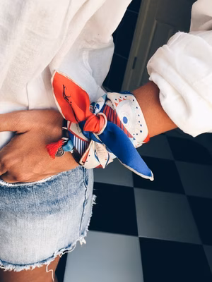 Comment nouer un foulard dans les cheveux autour du cou idées methodes