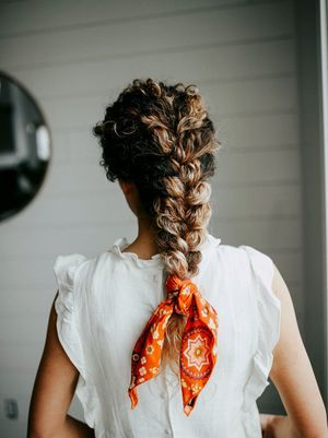 Comment nouer un foulard dans les cheveux autour du cou idées methodes