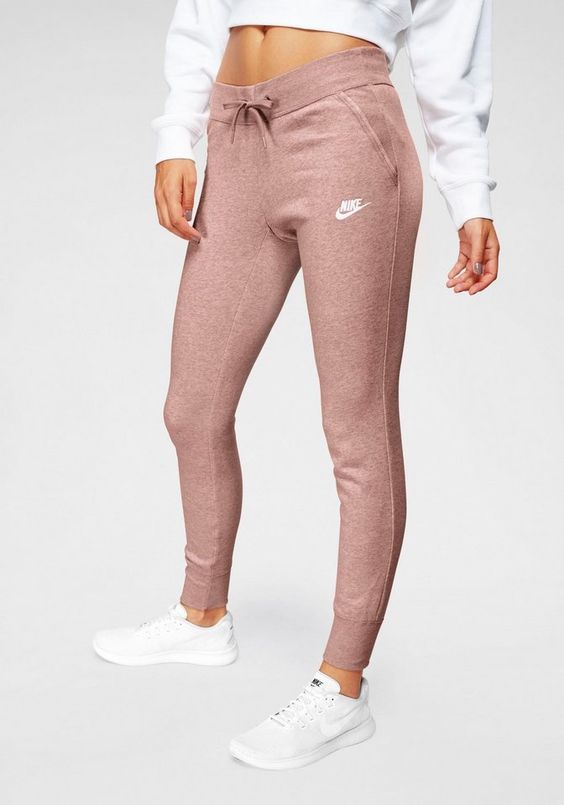 Quelle tenue de sport pour femme tendance ?