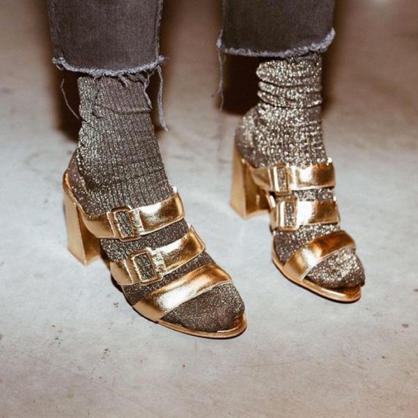 Comment porter le mom jean ? Conseils, astuces et idées de look