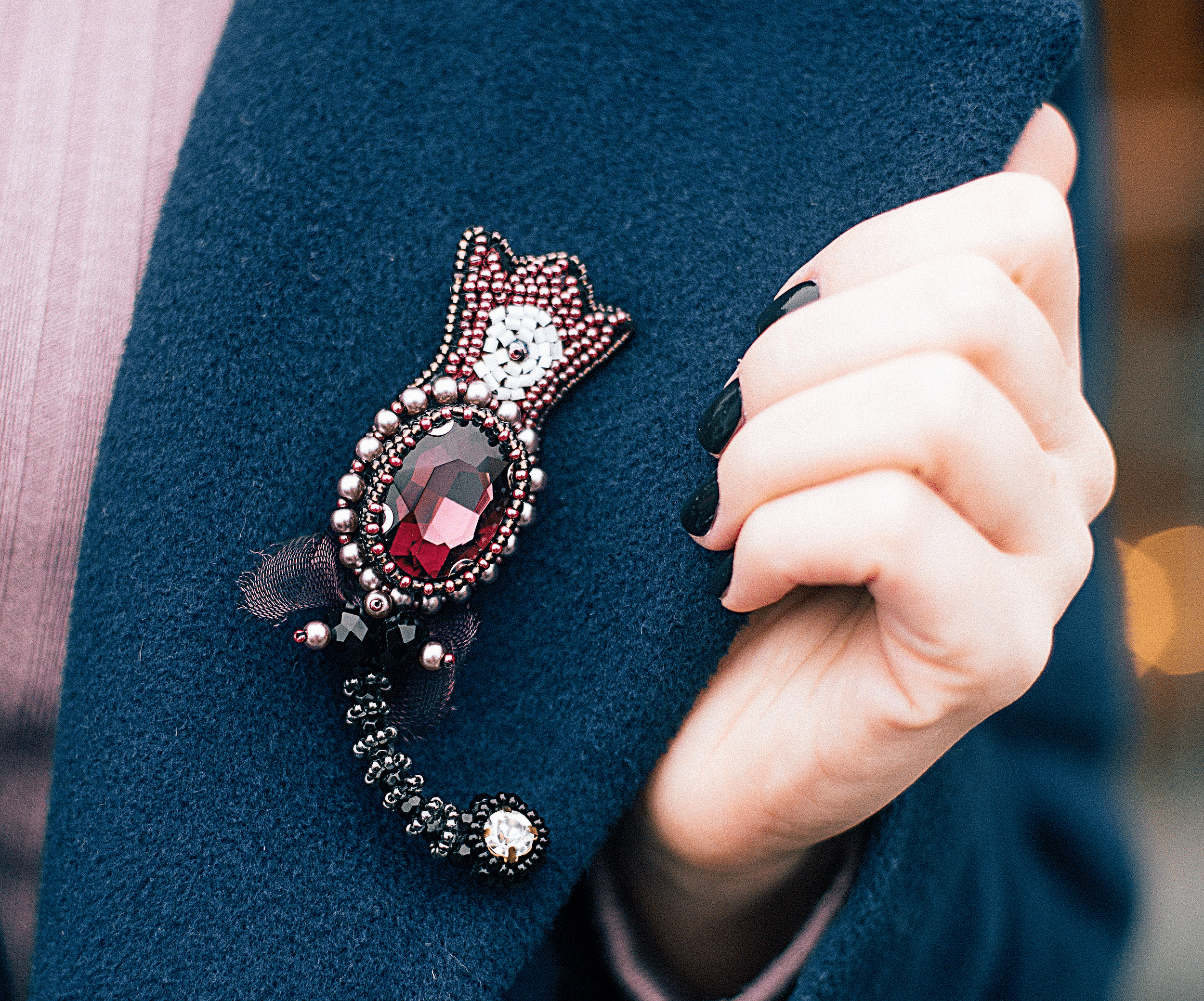 La broche : comment l'adopter pour être tendance ?