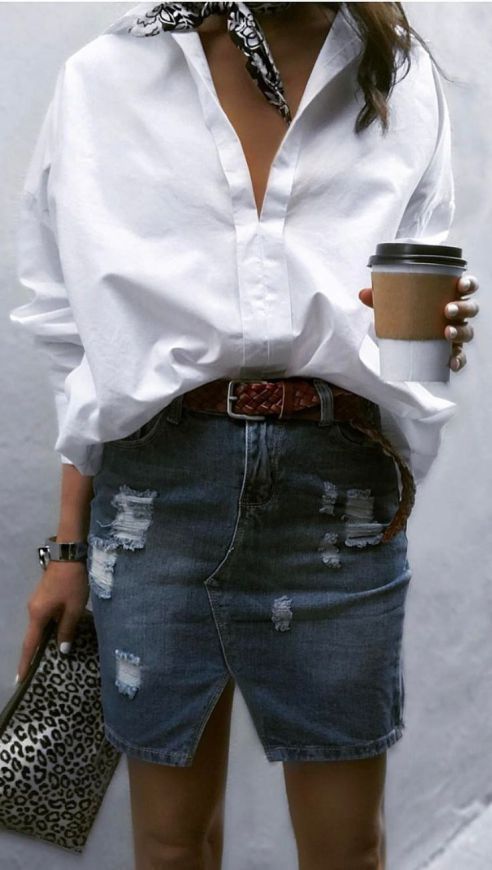 juepe en jean chemise blanche