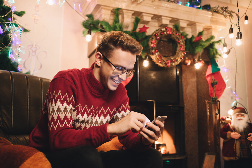 Pulls de Noël pour homme : d’où vient la tendance ?