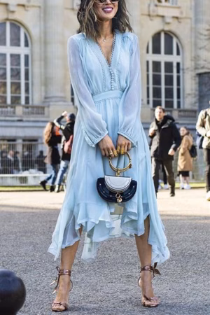 Comment porter la robe bleue ?