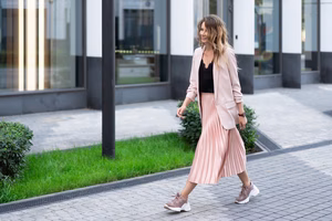 jupe avec des baskets