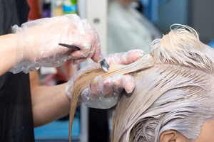 coloration grise sur une jeune femme