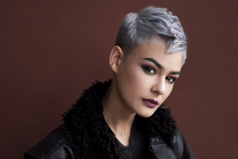 coloration grise sur une jeune femme