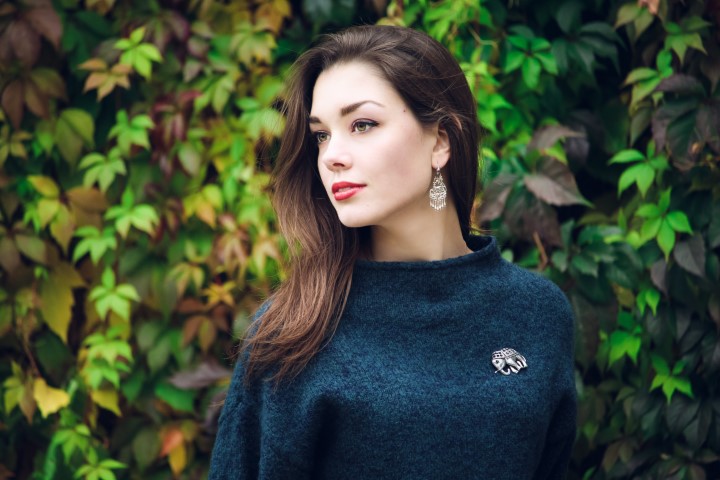 femme avec une broche tendance