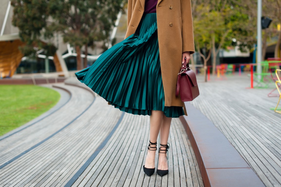 femme en jupe midi