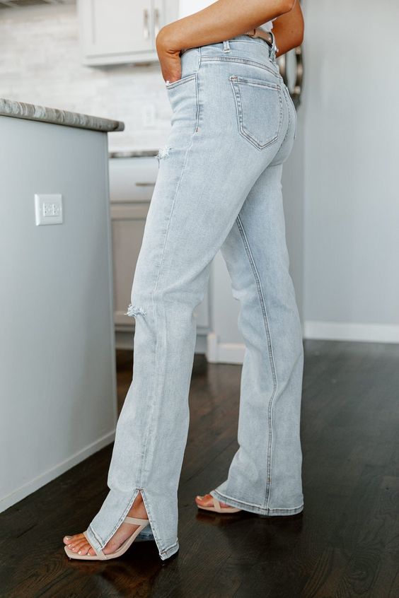 jean split avec un crop-top