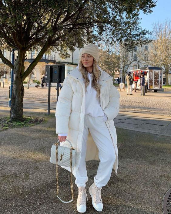 Doudoune longue et pantalon blanc