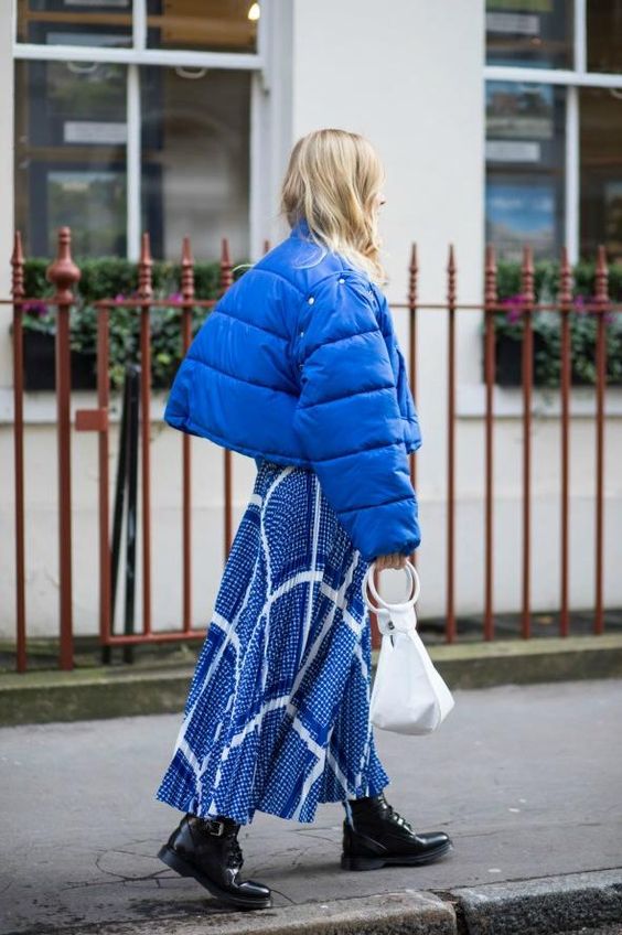 doudoune bleue et maxi dress
