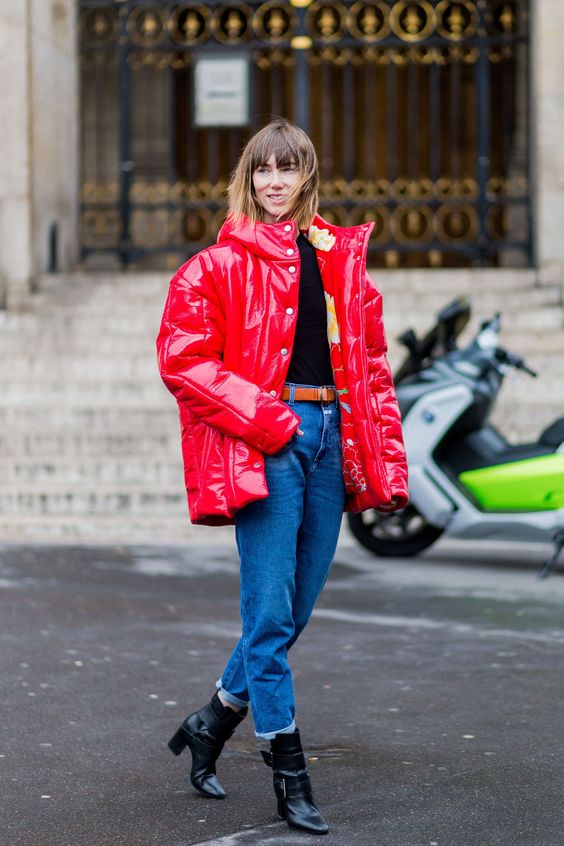 doudoune rouge vernis et jeans