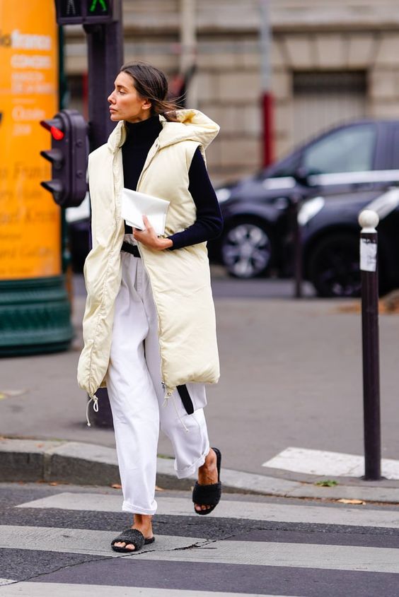 doudoune sans manches et pantalon blanc