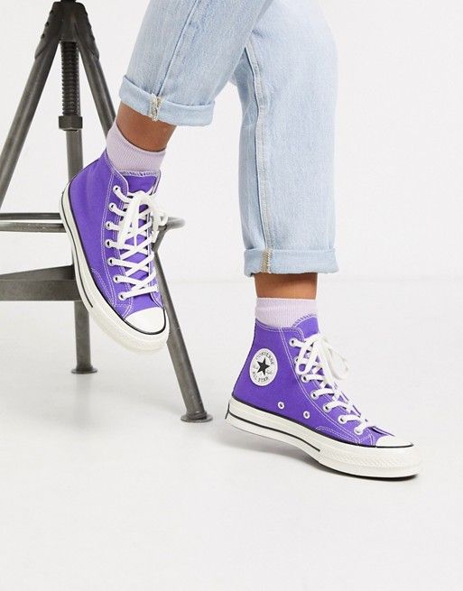 look avec converses violettes