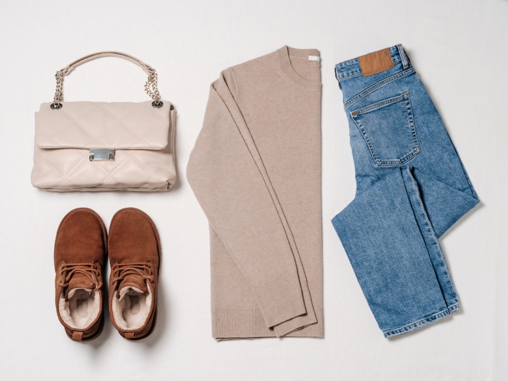 pull cachemire beige et jean