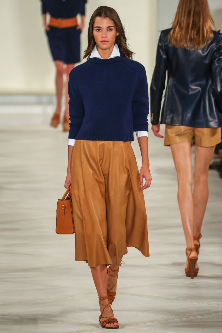 pull en cachemire et une chemise