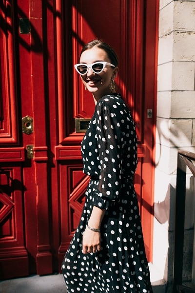 robe à pois et Converses violettes