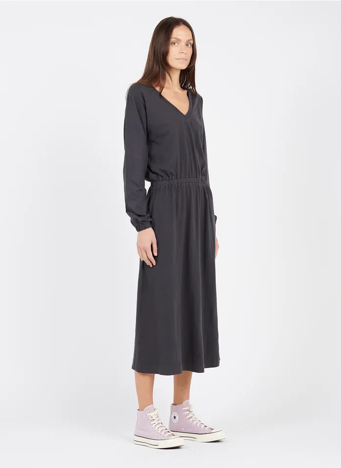 robe et converses violettes