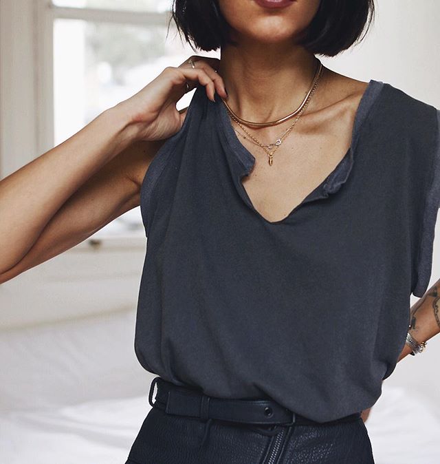bijoux en or avec sa tenue de travail
